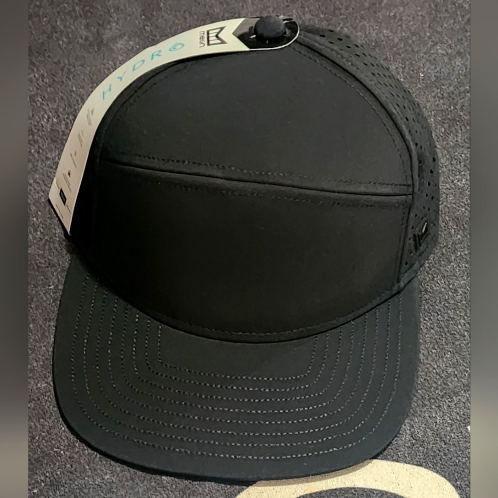 Melin Hydro Trenches Black Classic Size Hat
